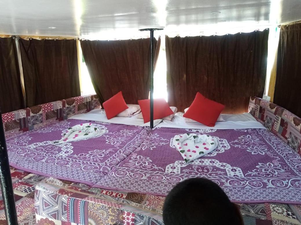 Nile Sunrise Felucca Boat Private Rental Luxor Exteriör bild