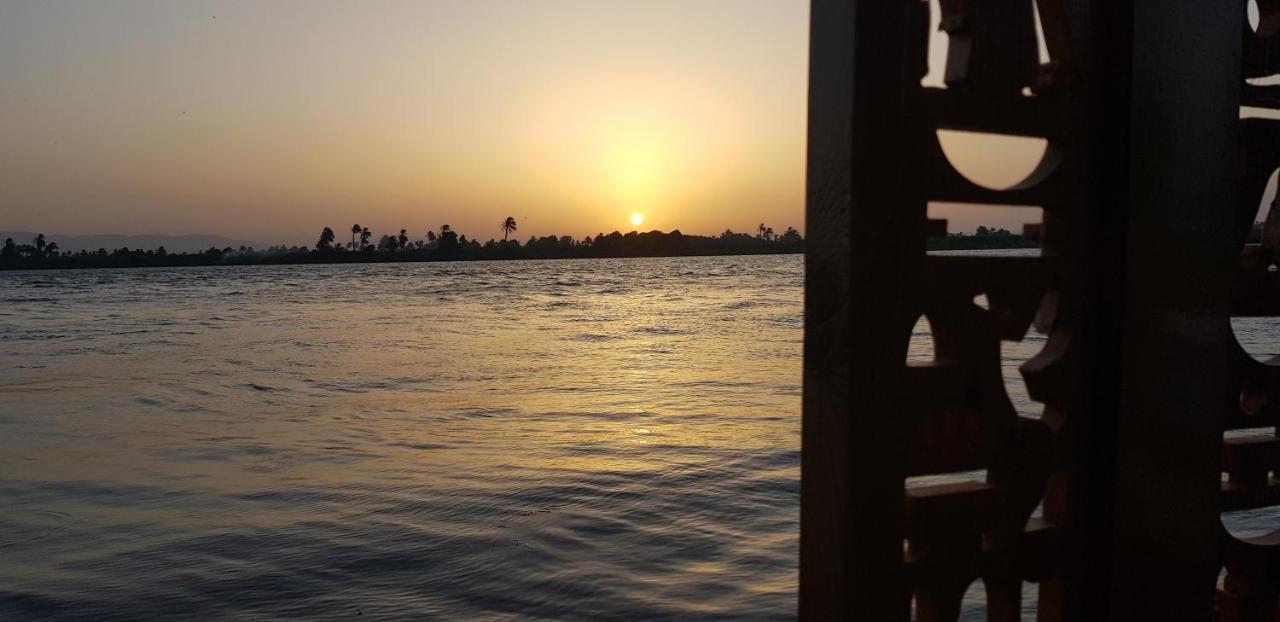 Nile Sunrise Felucca Boat Private Rental Luxor Exteriör bild